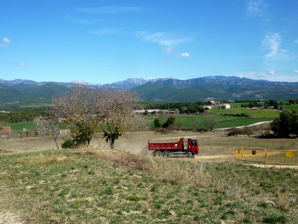 Imatge de les obres amb la serra del Cadí al fons Foto: Moisès Jordi